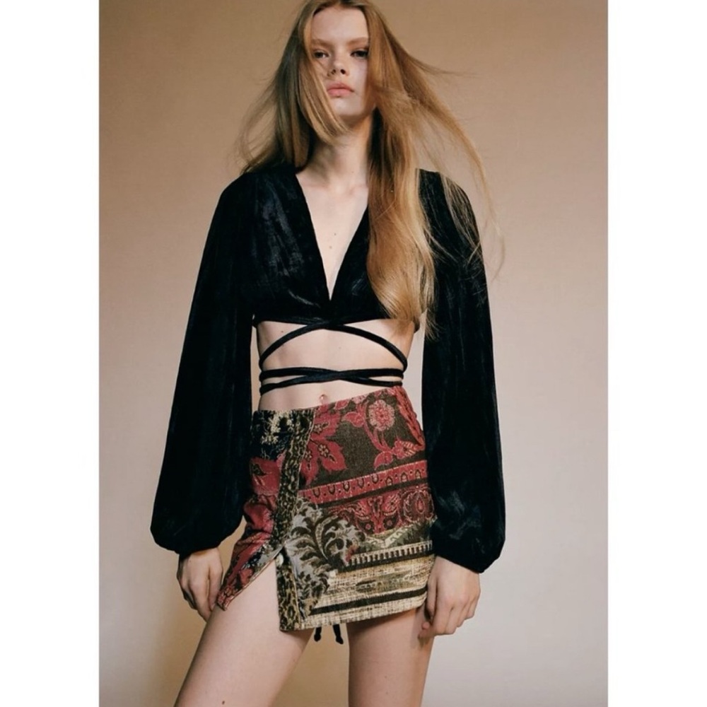 NWT Urban Outfitters Florentina Velvet Wrap Top Medium Black - Picture 3 of 13